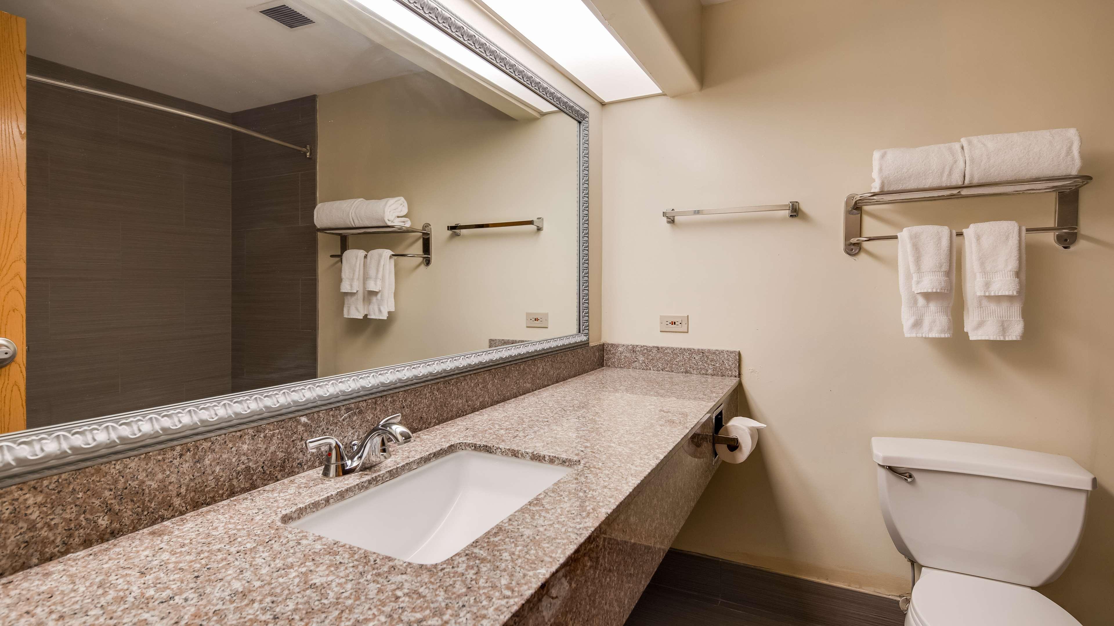 Best Western Rayne Inn Екстериор снимка