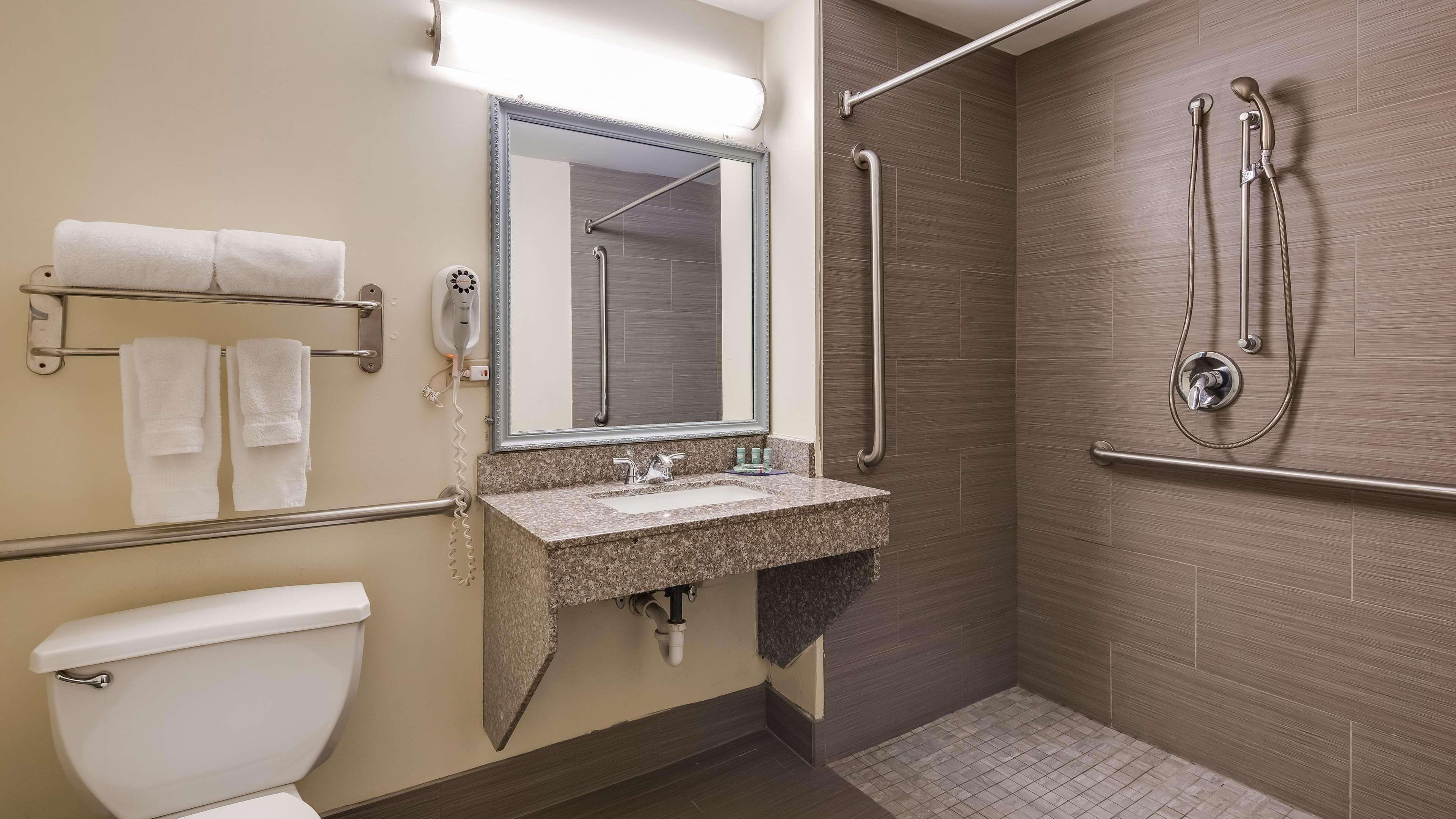 Best Western Rayne Inn Екстериор снимка