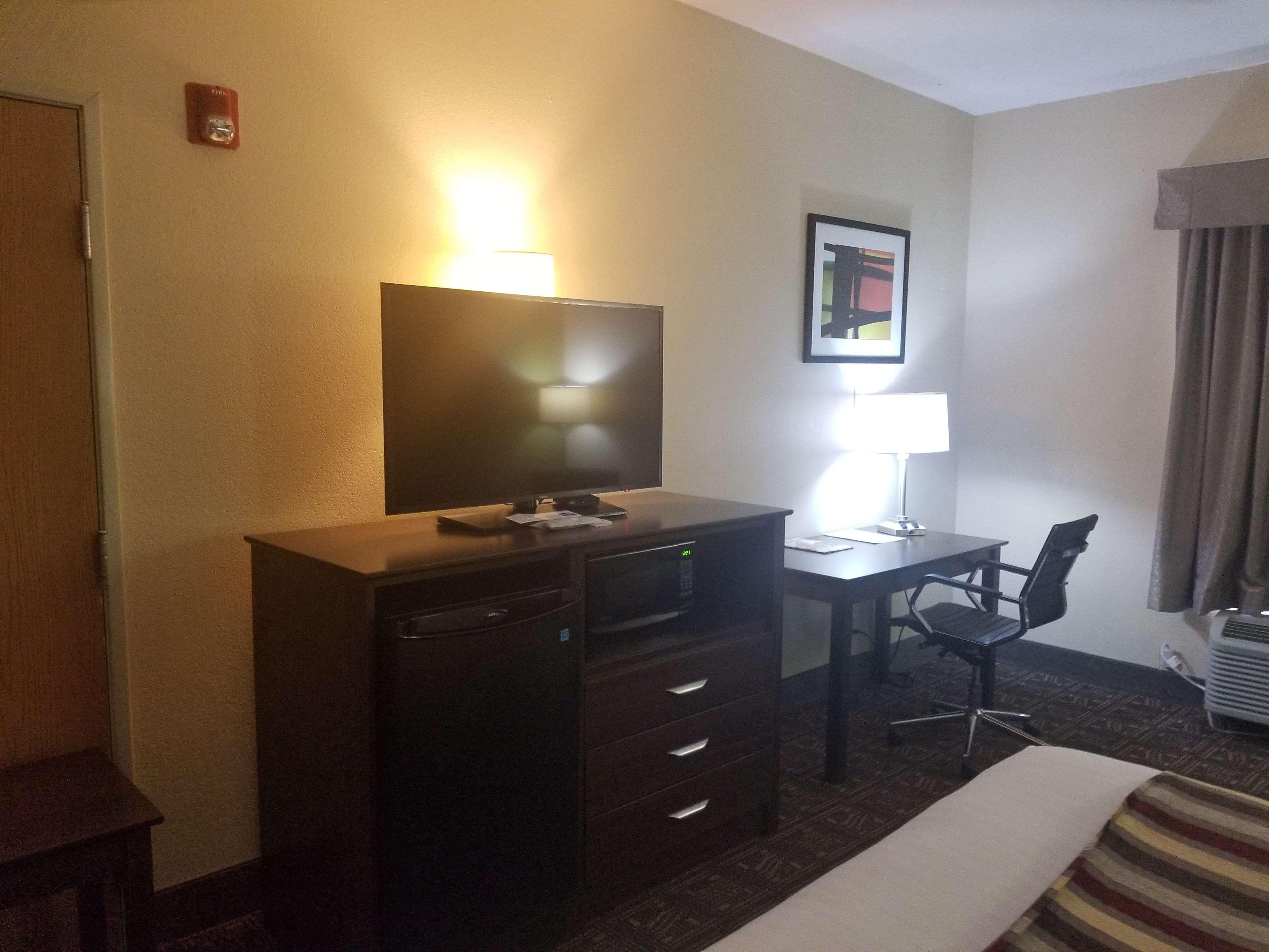 Best Western Rayne Inn Екстериор снимка