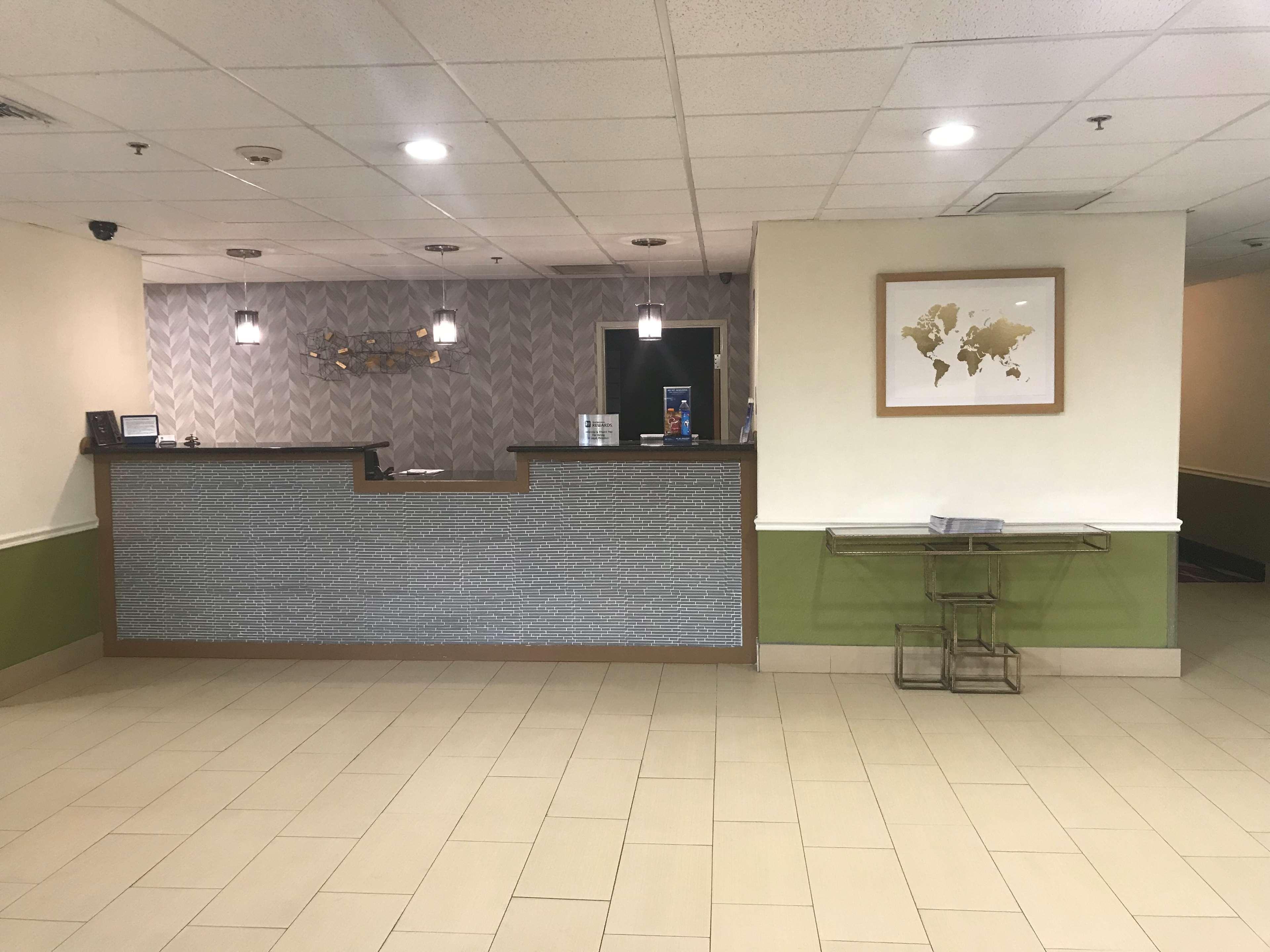 Best Western Rayne Inn Екстериор снимка