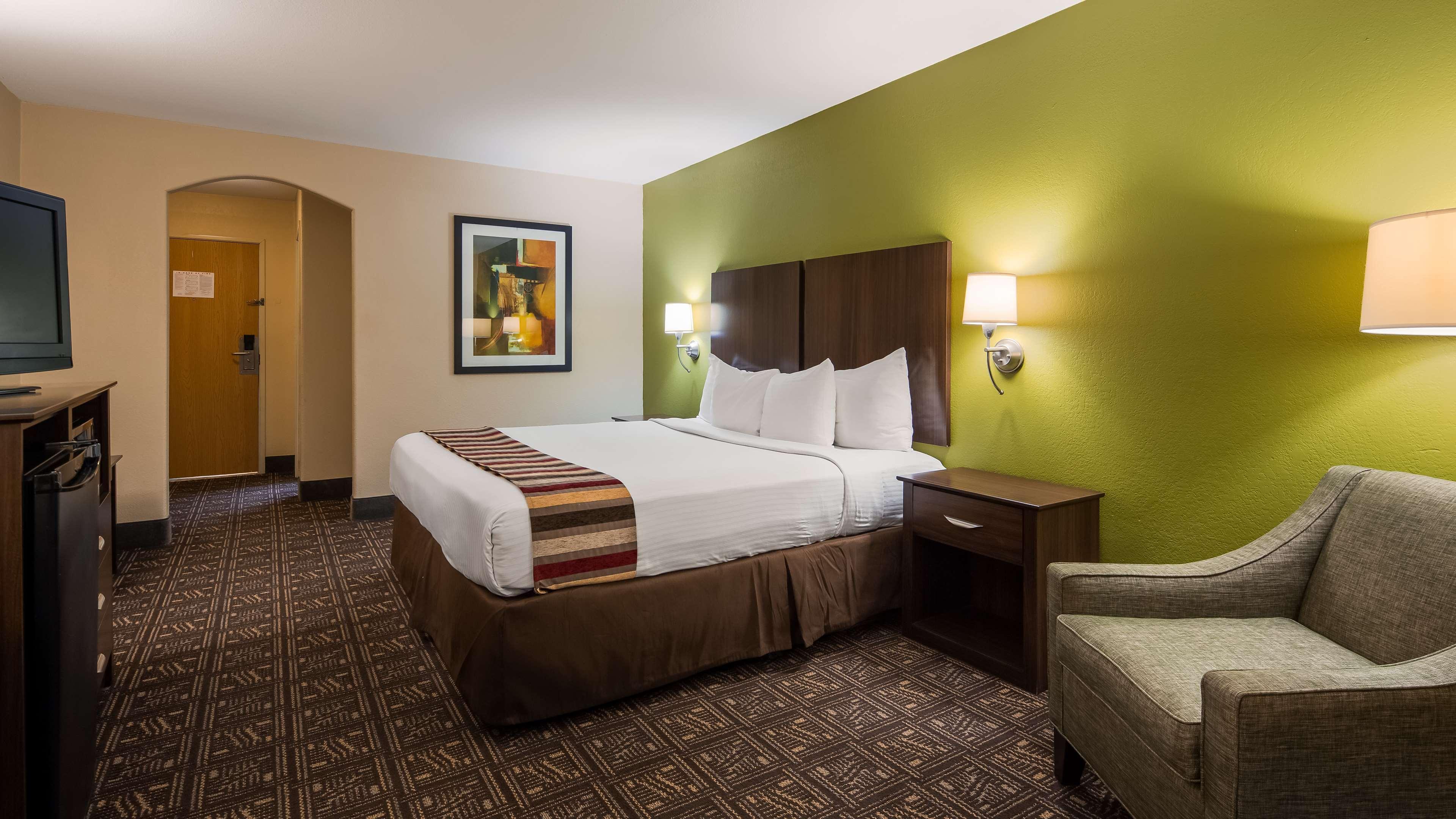 Best Western Rayne Inn Екстериор снимка