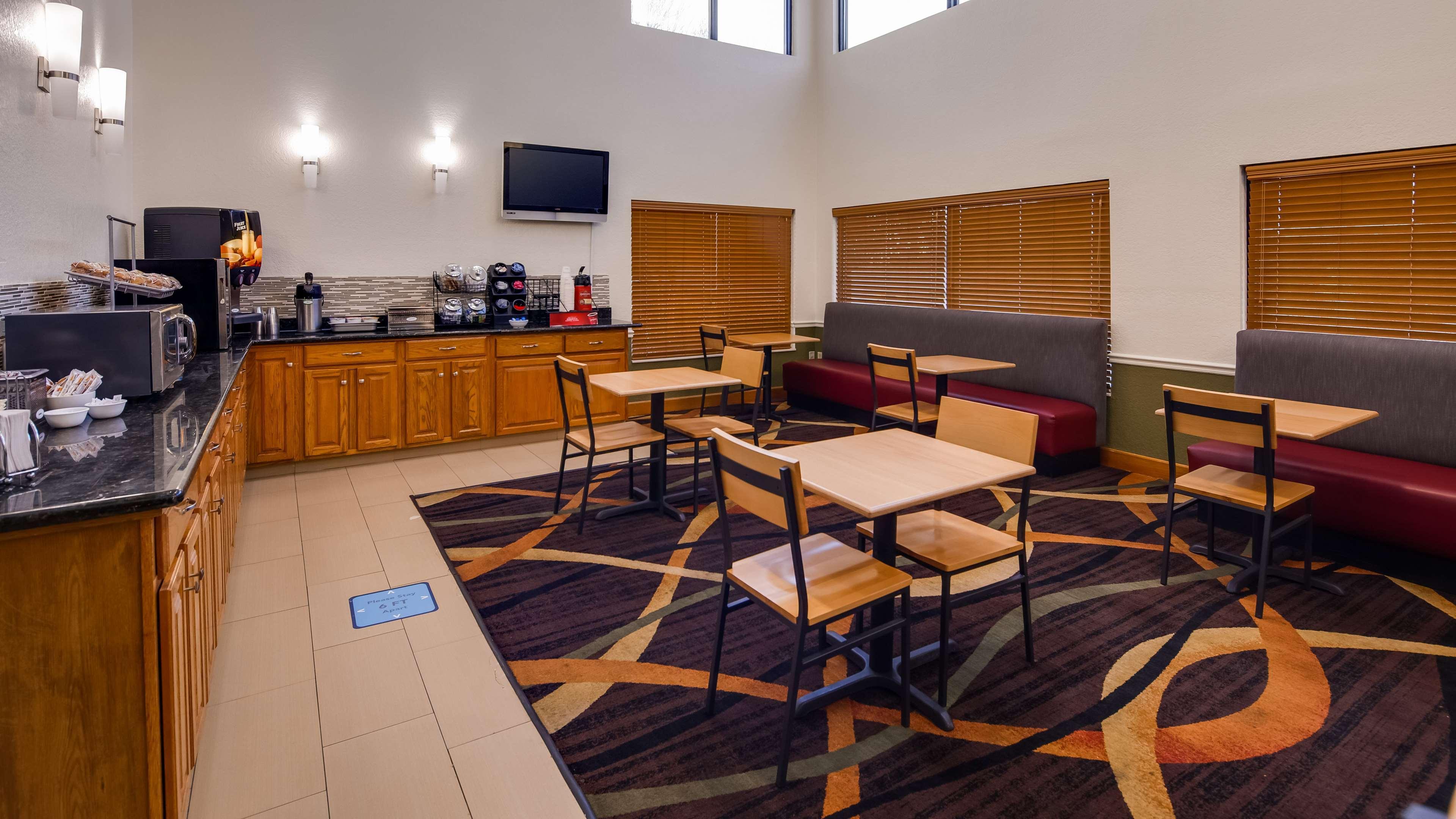 Best Western Rayne Inn Екстериор снимка