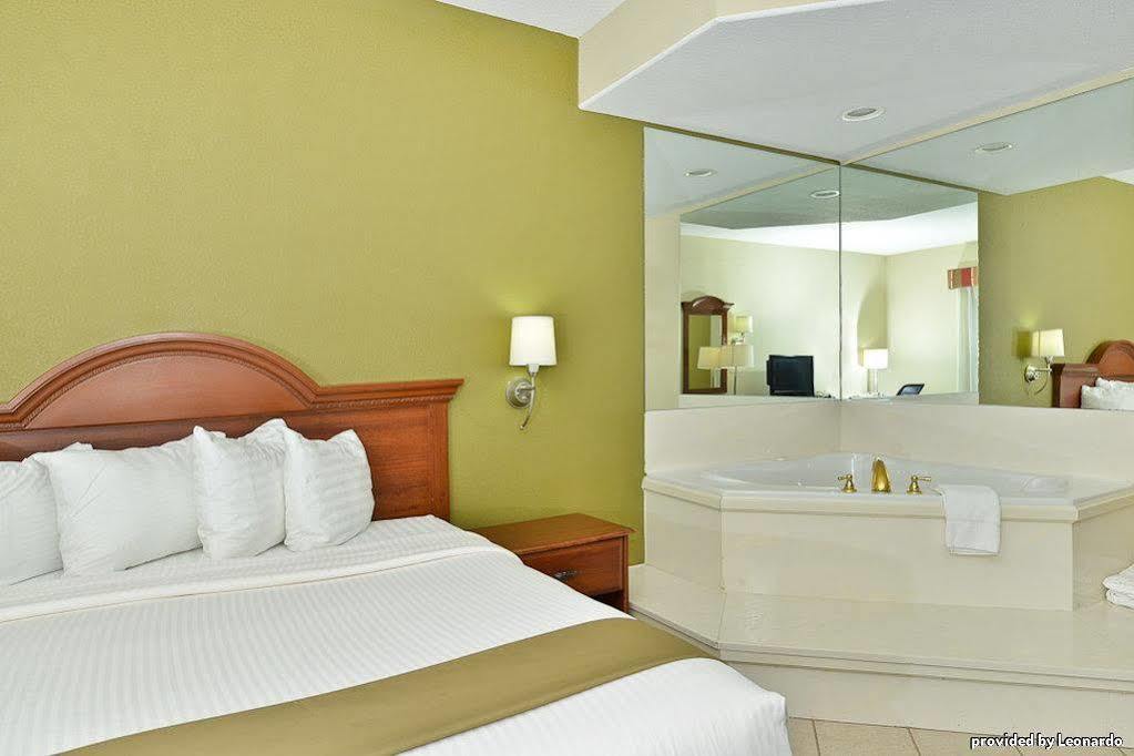 Best Western Rayne Inn Екстериор снимка