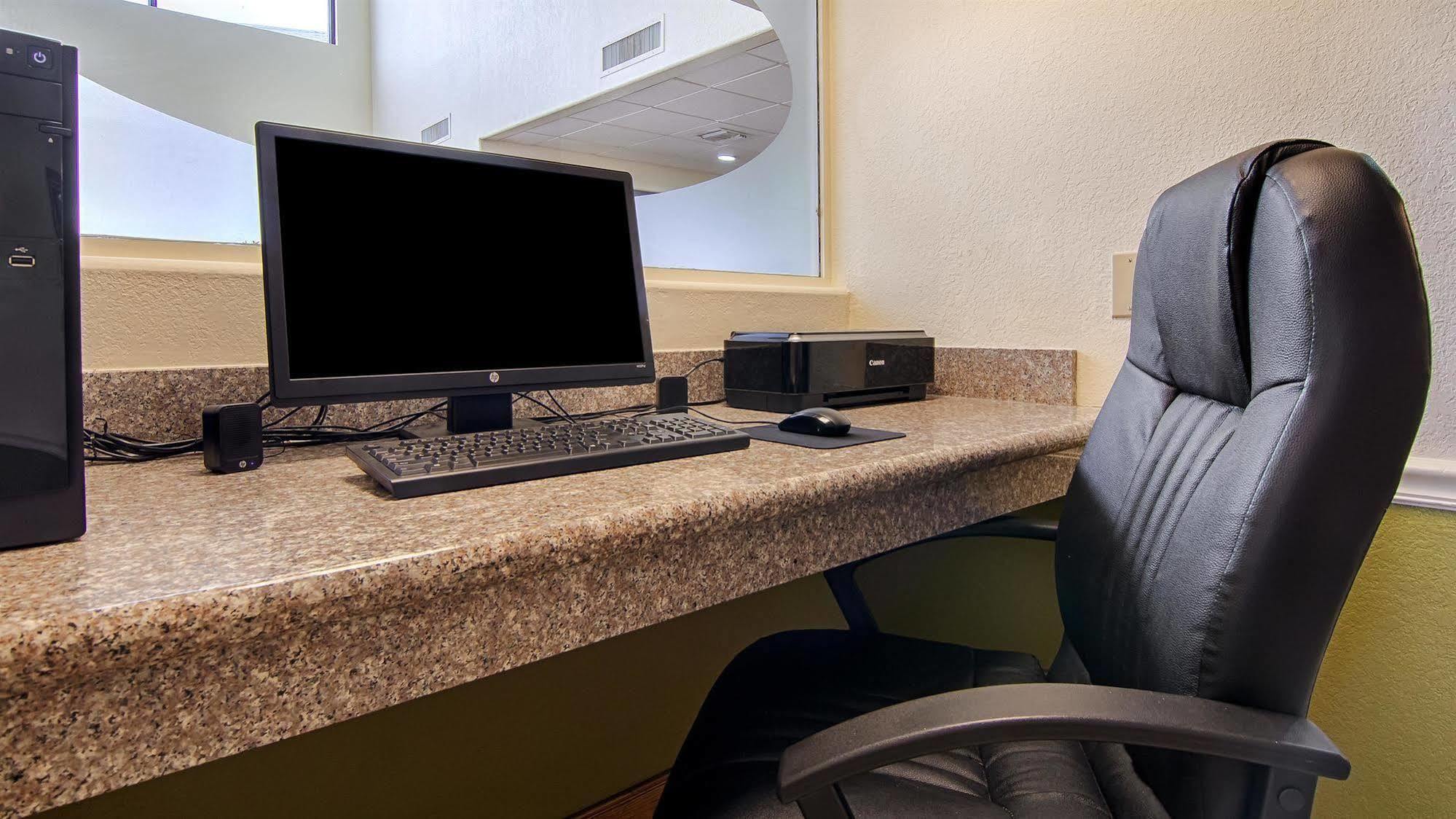 Best Western Rayne Inn Екстериор снимка