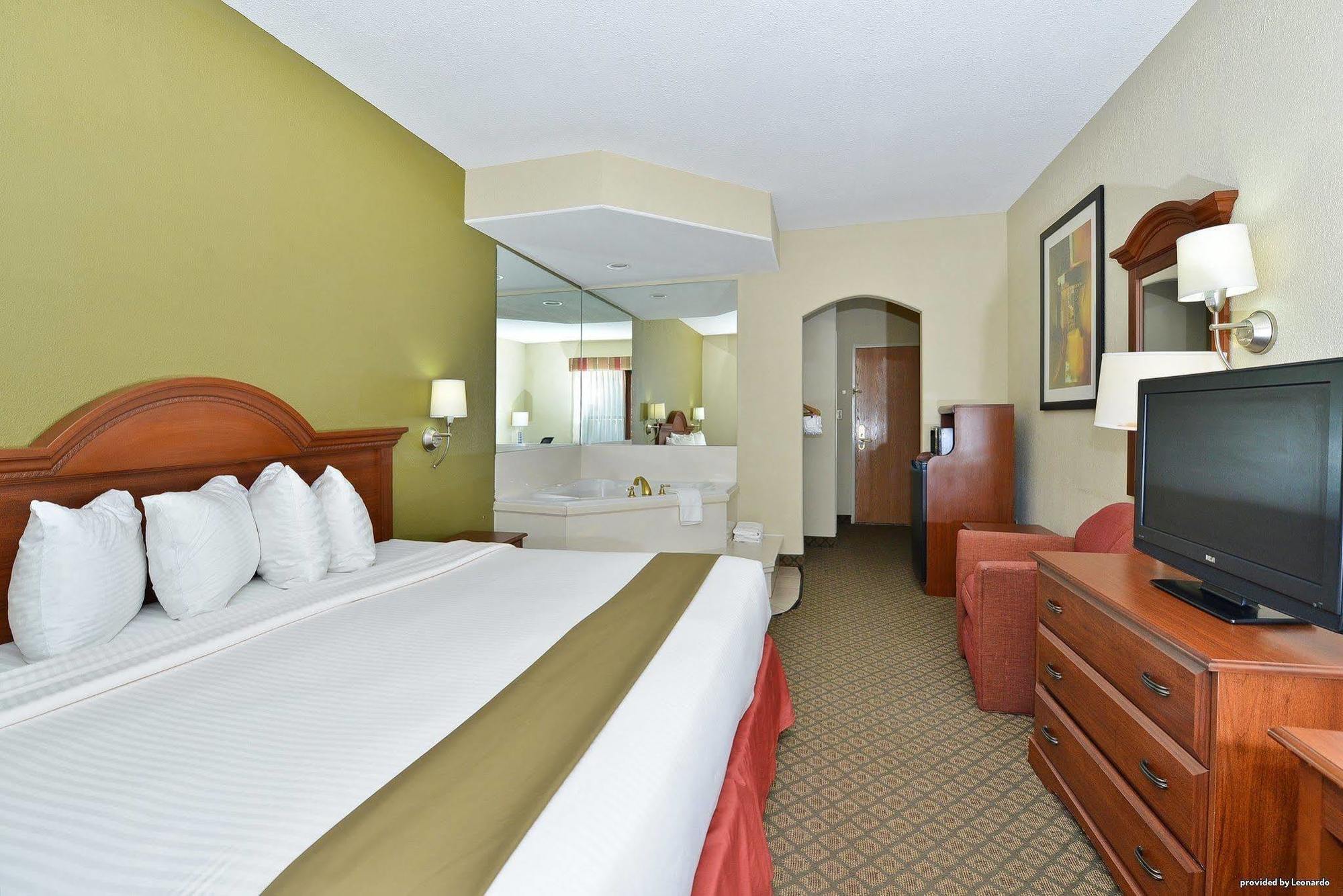 Best Western Rayne Inn Екстериор снимка